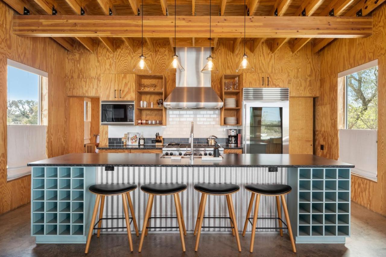 Lazo House - Riverfront With Overlooking Llano River Екстериор снимка