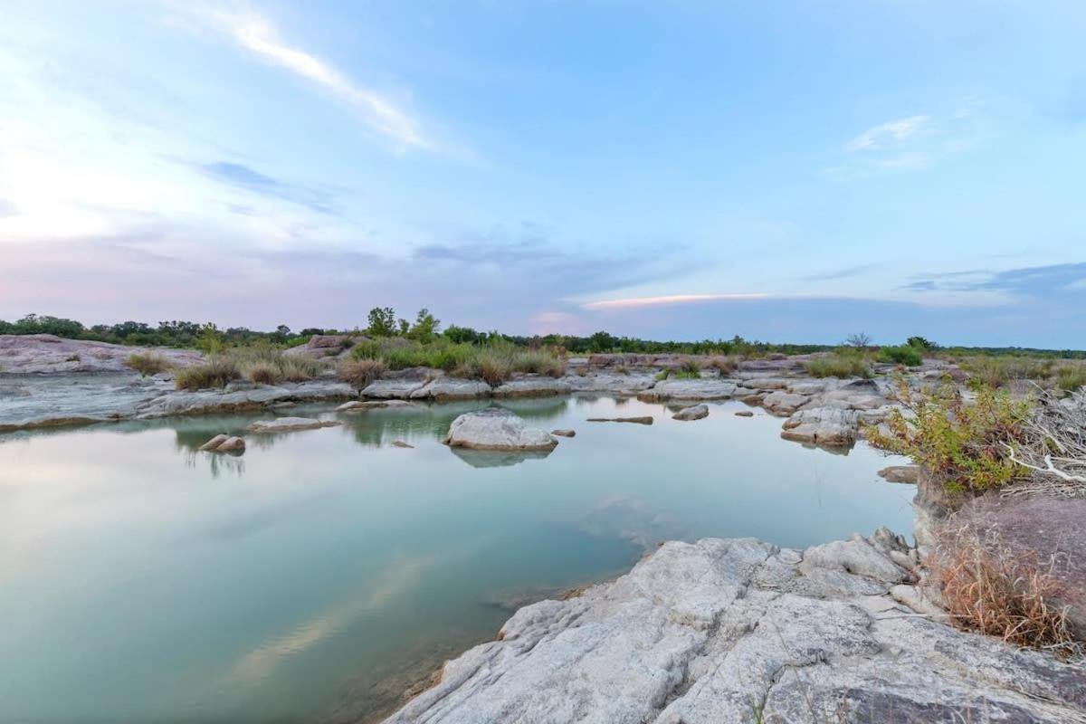 Lazo House - Riverfront With Overlooking Llano River Екстериор снимка